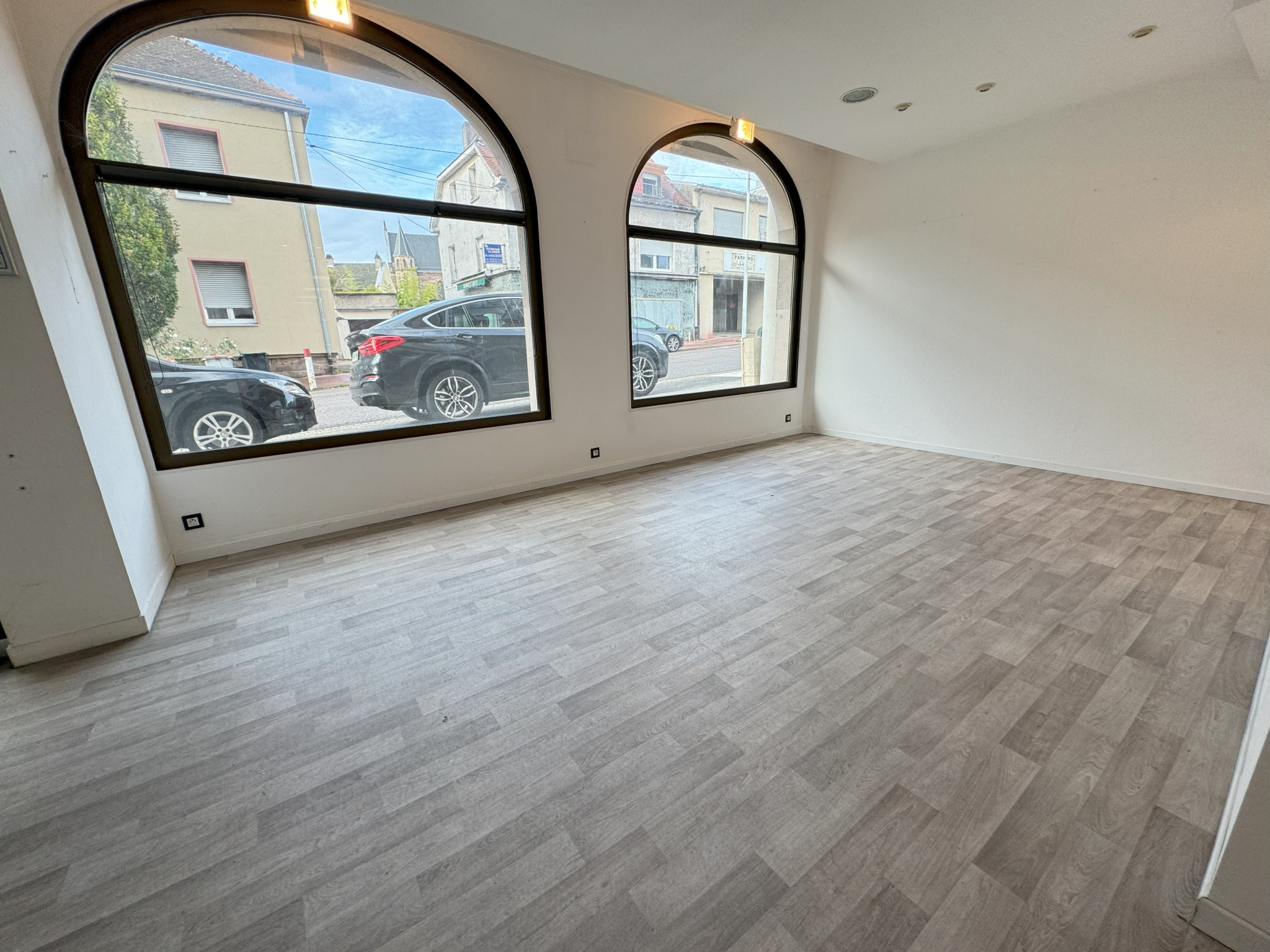 SARREGUEMINES - Local commercial 180m2 - Proche frontière - rue passante