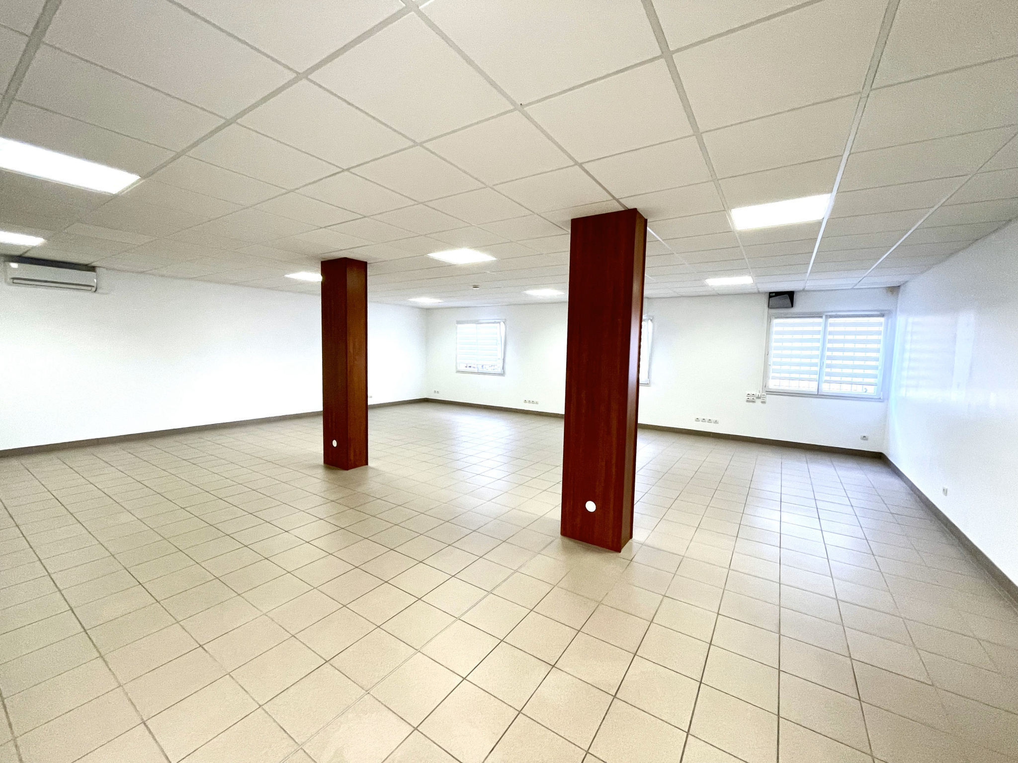 AY-SUR-MOSELLE - Bureaux professionnels - Local - 95m2