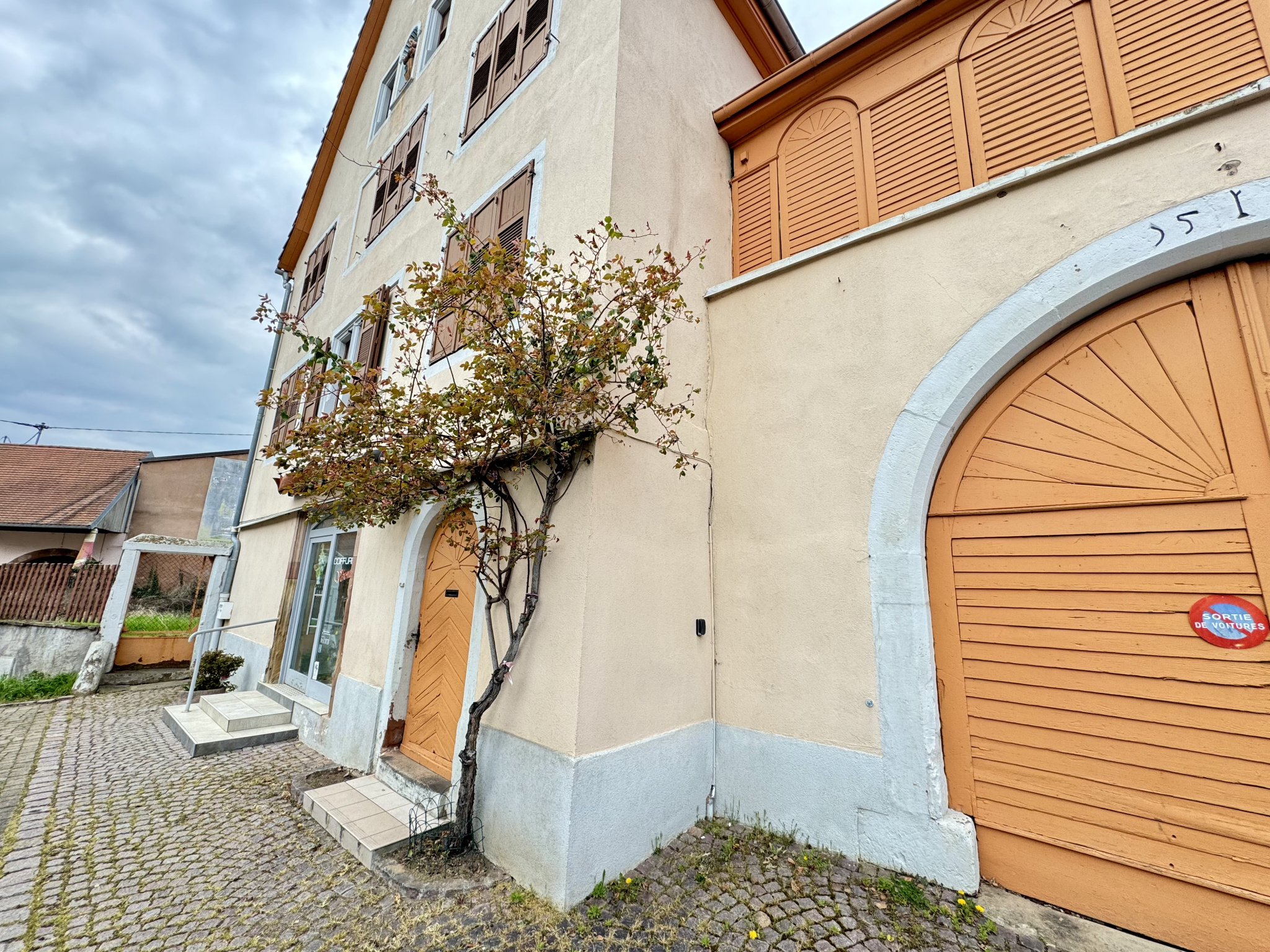 Ensemble immobilier : Bâti + Terrain + Local commercial