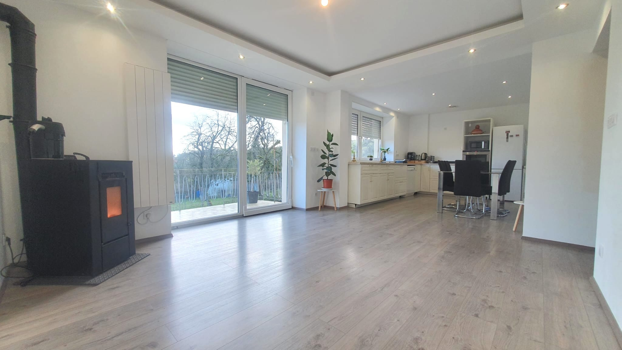 Niché dans une grande maison rénovée en 2023, T3 de 70M2 au RDC avec une terrasse et jardin