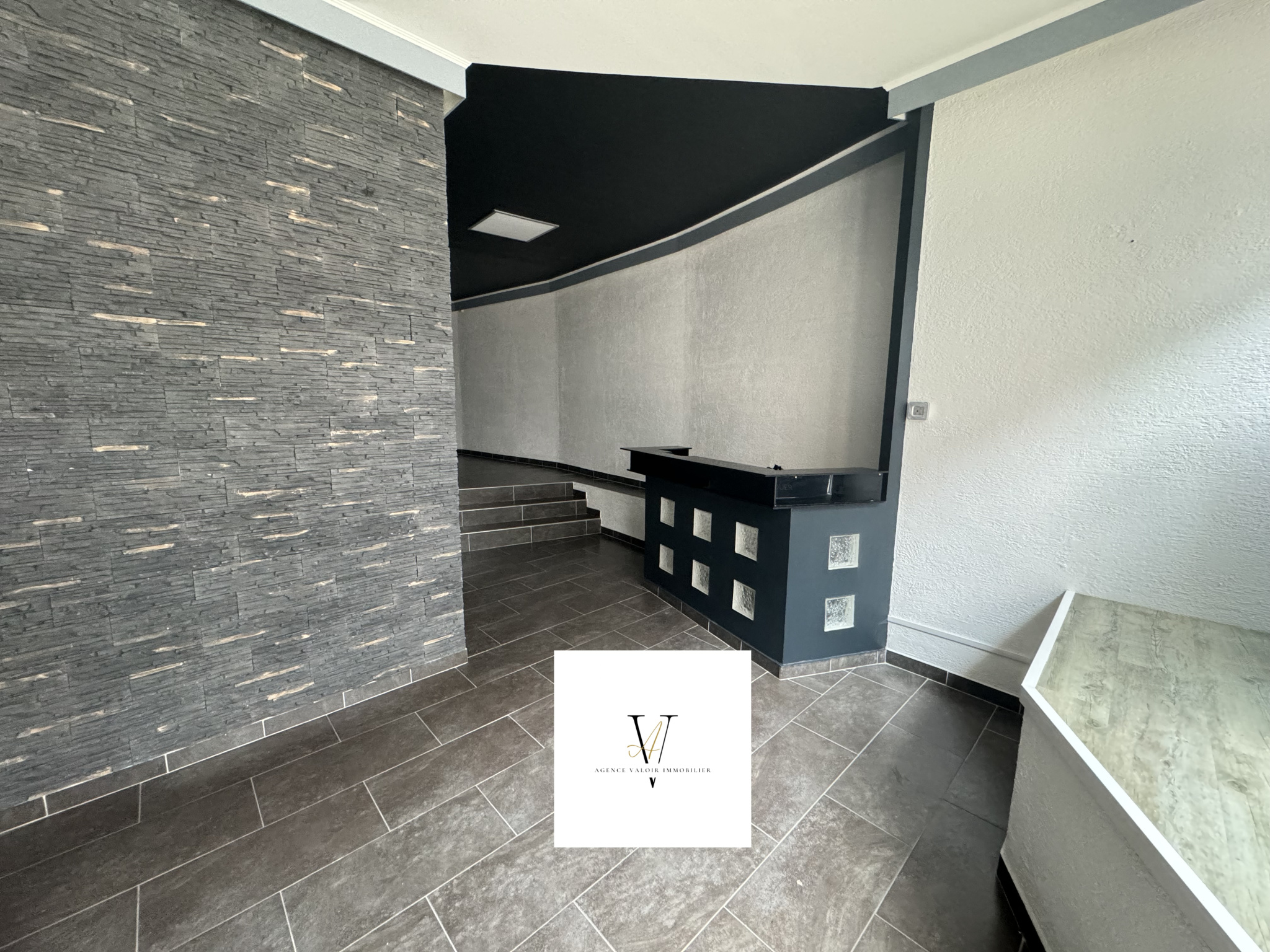SARREGUEMINES - rue de la chapelle - local commercial avec vitrine tournée vers la rue - 45m2